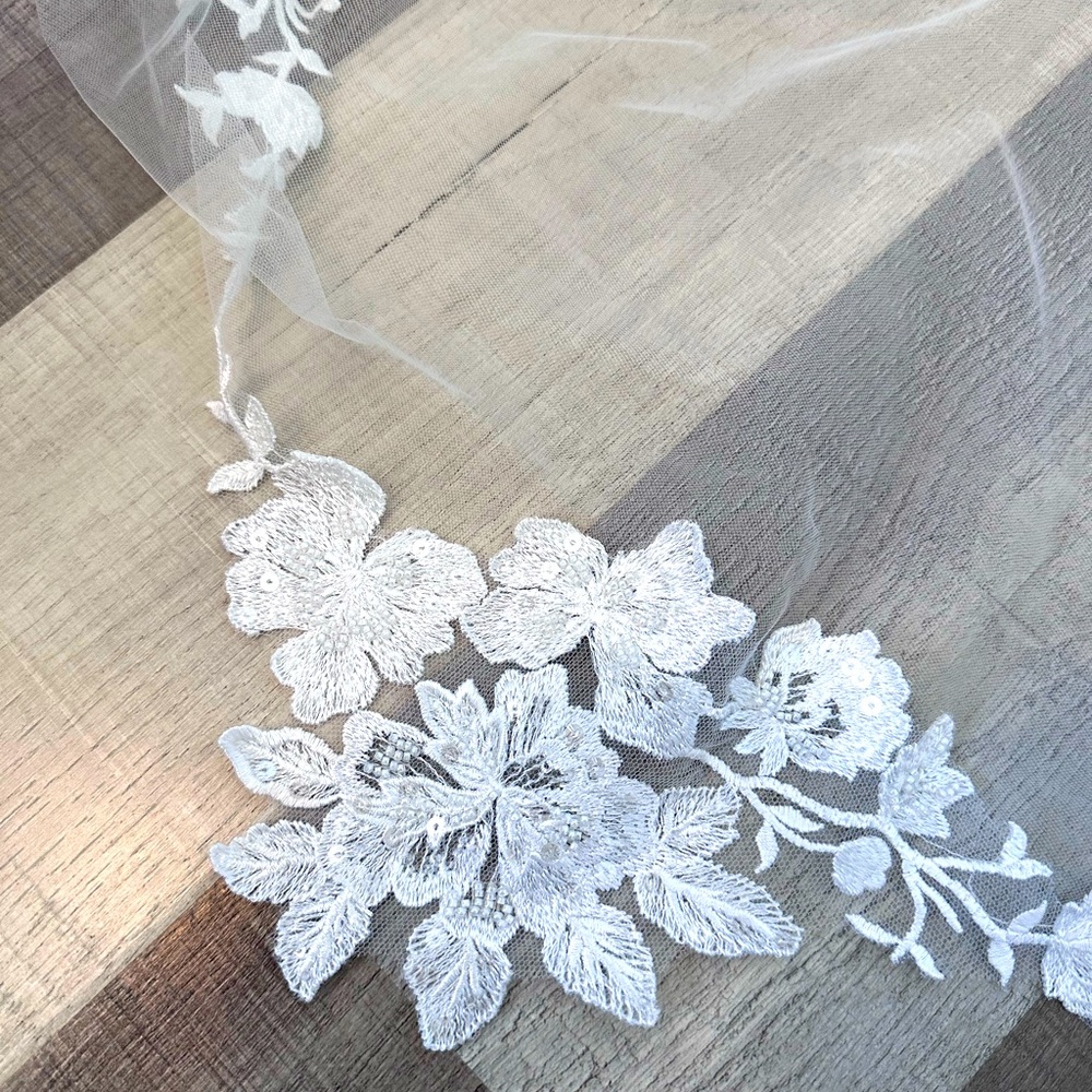 Untamed Petals Bridal Veil - Picture 5 of 8